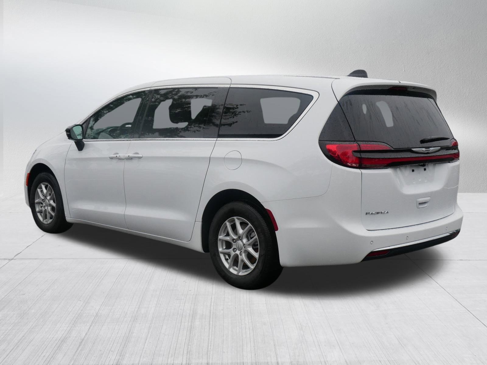 2026 Chrysler Pacifica photo 5