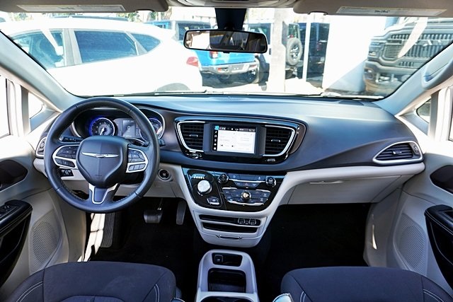 Used 2022 White Chrysler LX image 18