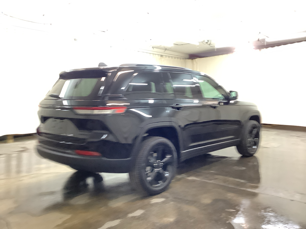2025 Jeep Grand Cherokee Limited photo 3