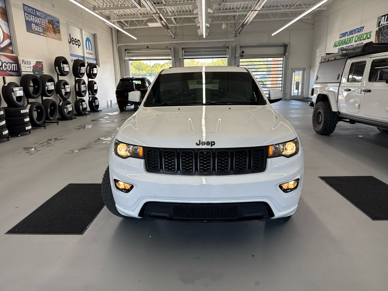 2017 Jeep Grand Cherokee Altitude photo 2