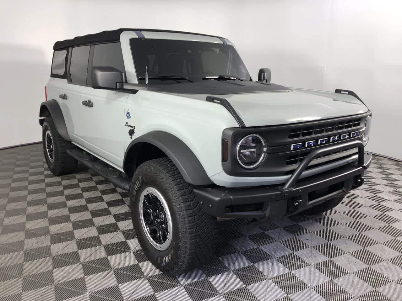 2022 Ford Bronco Black Diamond photo 2