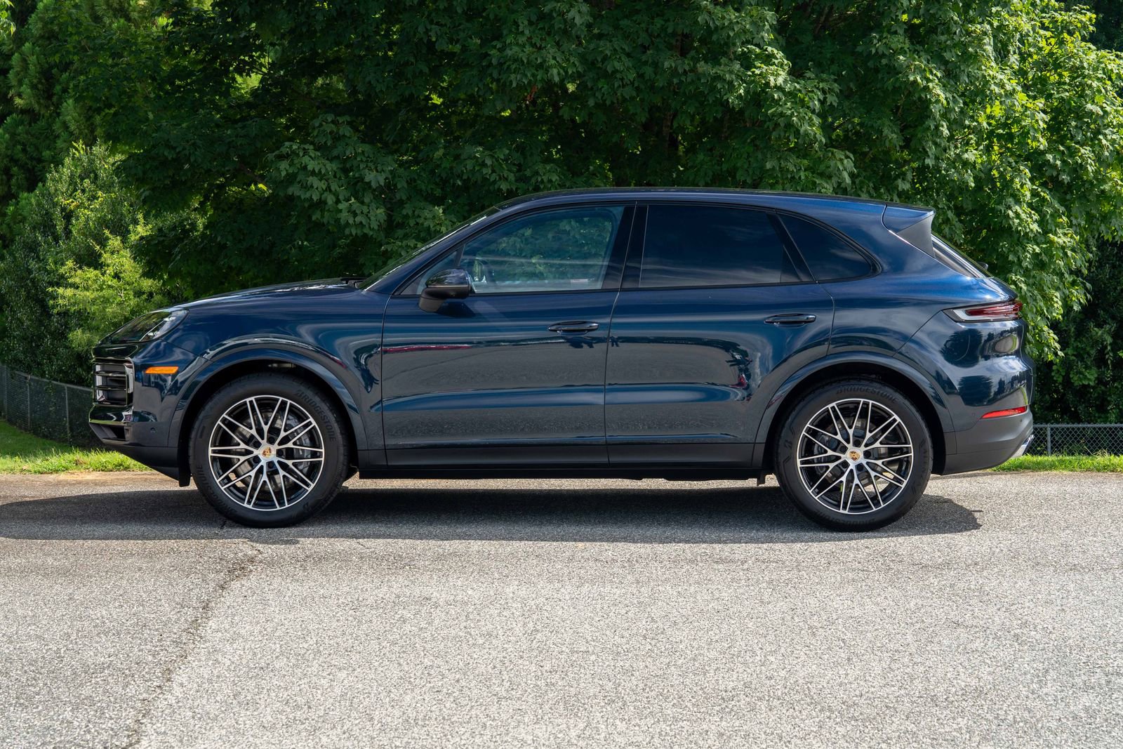 2025 Porsche Cayenne Base photo 2