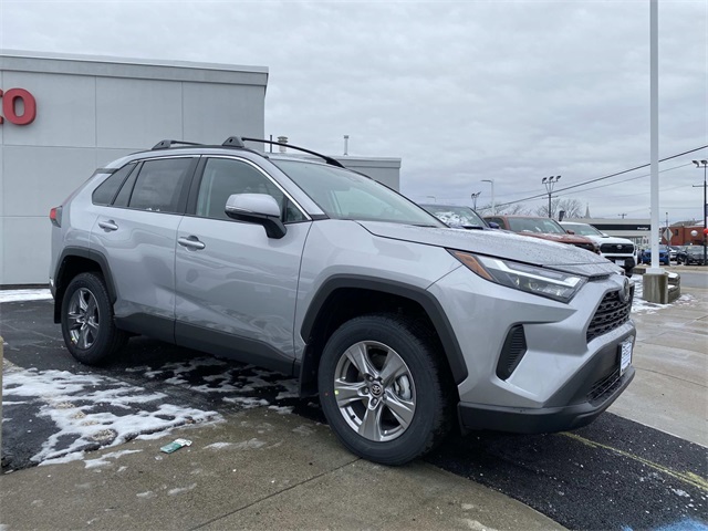 2025 Toyota RAV4 XLE's photo