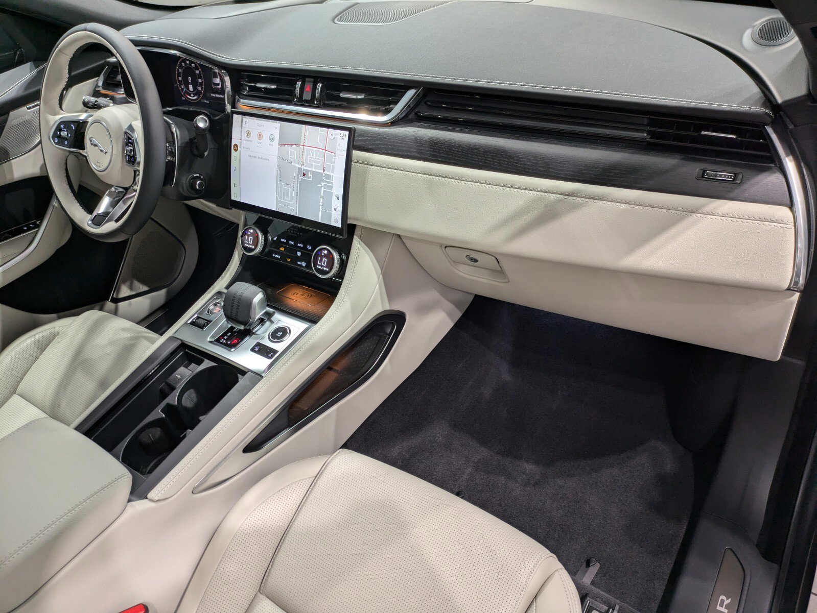 2025 Jaguar F-PACE R-Dynamic S photo 26