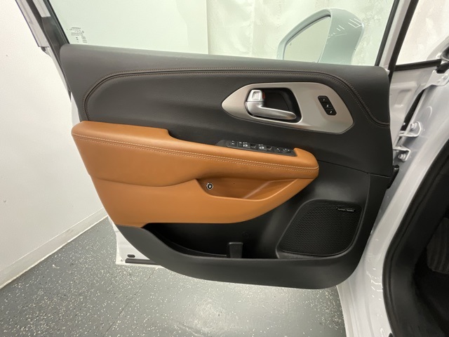2024 Chrysler Pacifica Hybrid Pinnacle photo 9