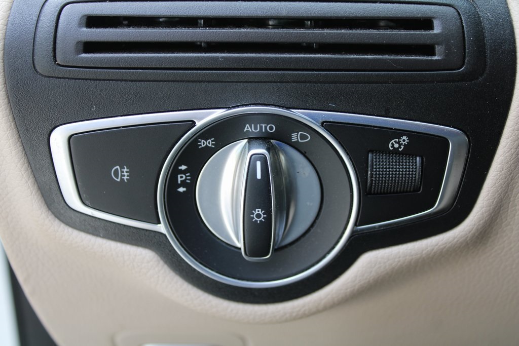 2022 Mercedes Benz GLC 300 photo 25
