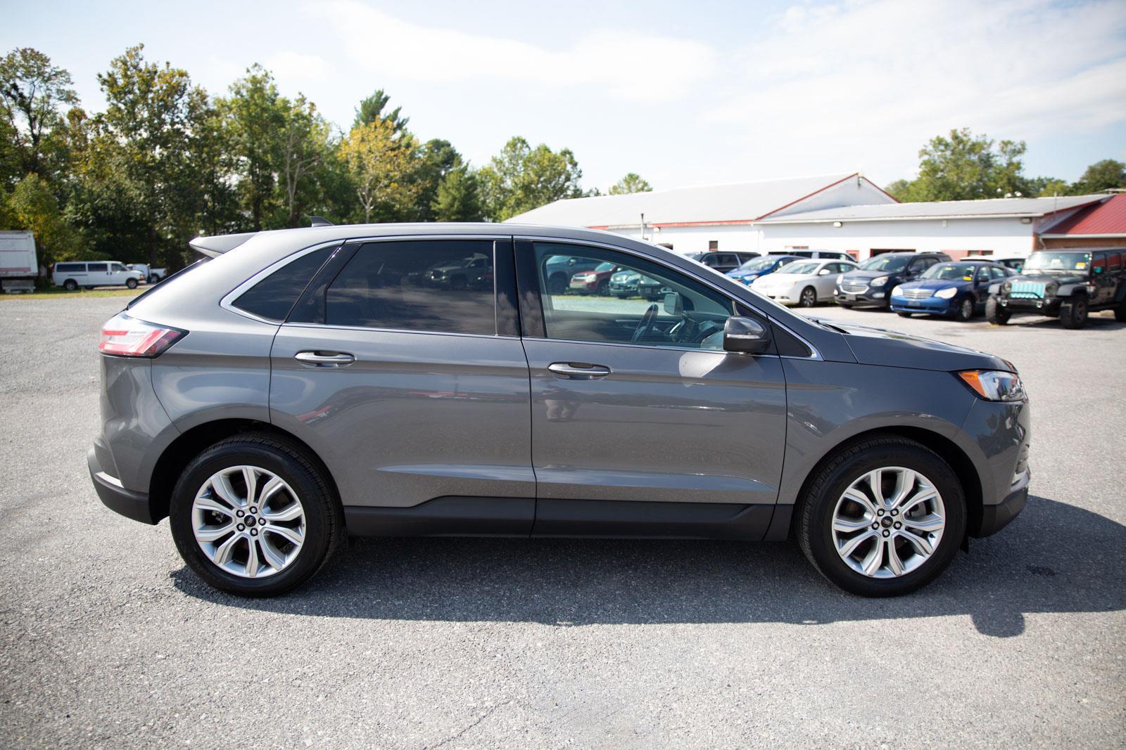 2024 Ford Edge Titanium photo 2