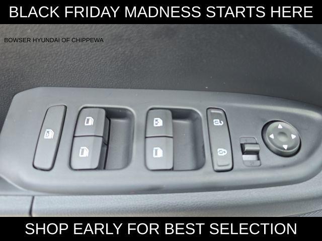 2026 Hyundai Venue SEL photo 4