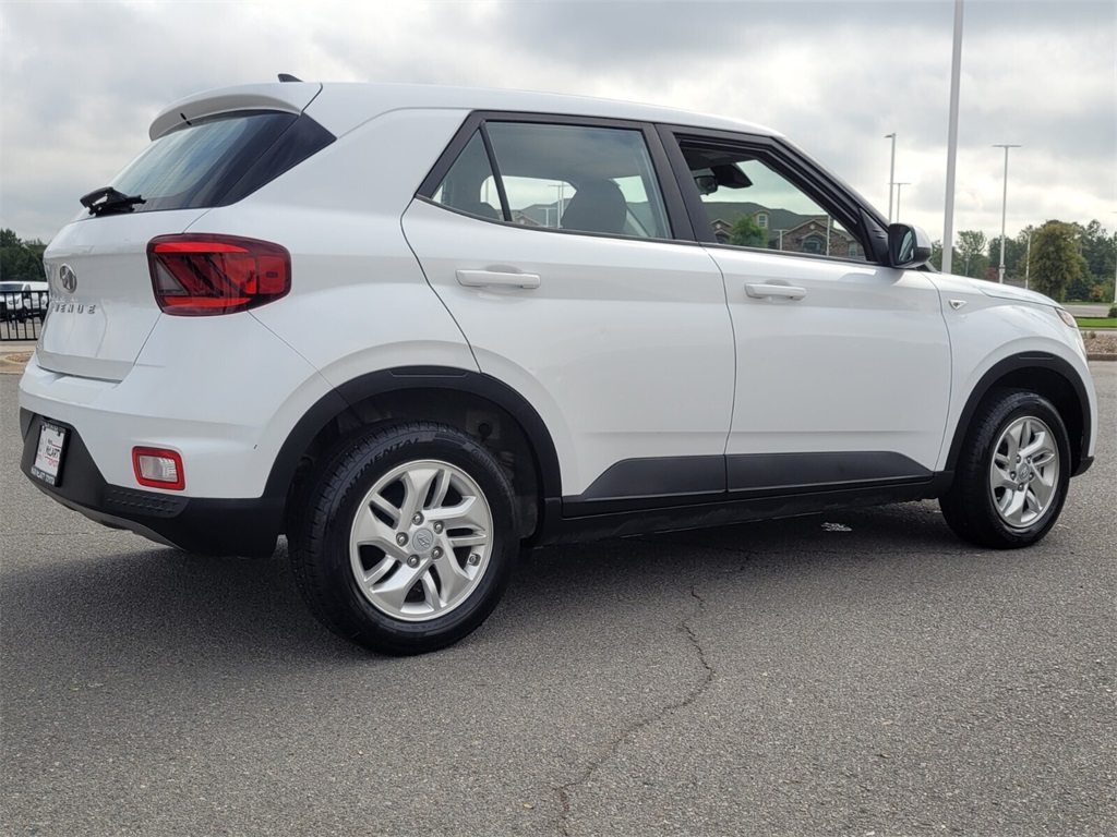 2022 Hyundai Venue SE photo 2