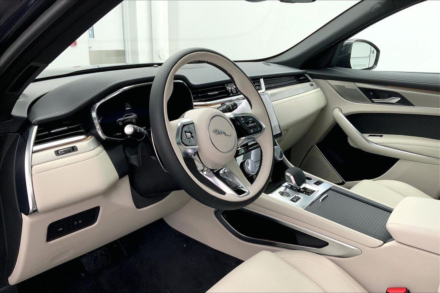 2025 Jaguar F-PACE R-Dynamic S photo 3