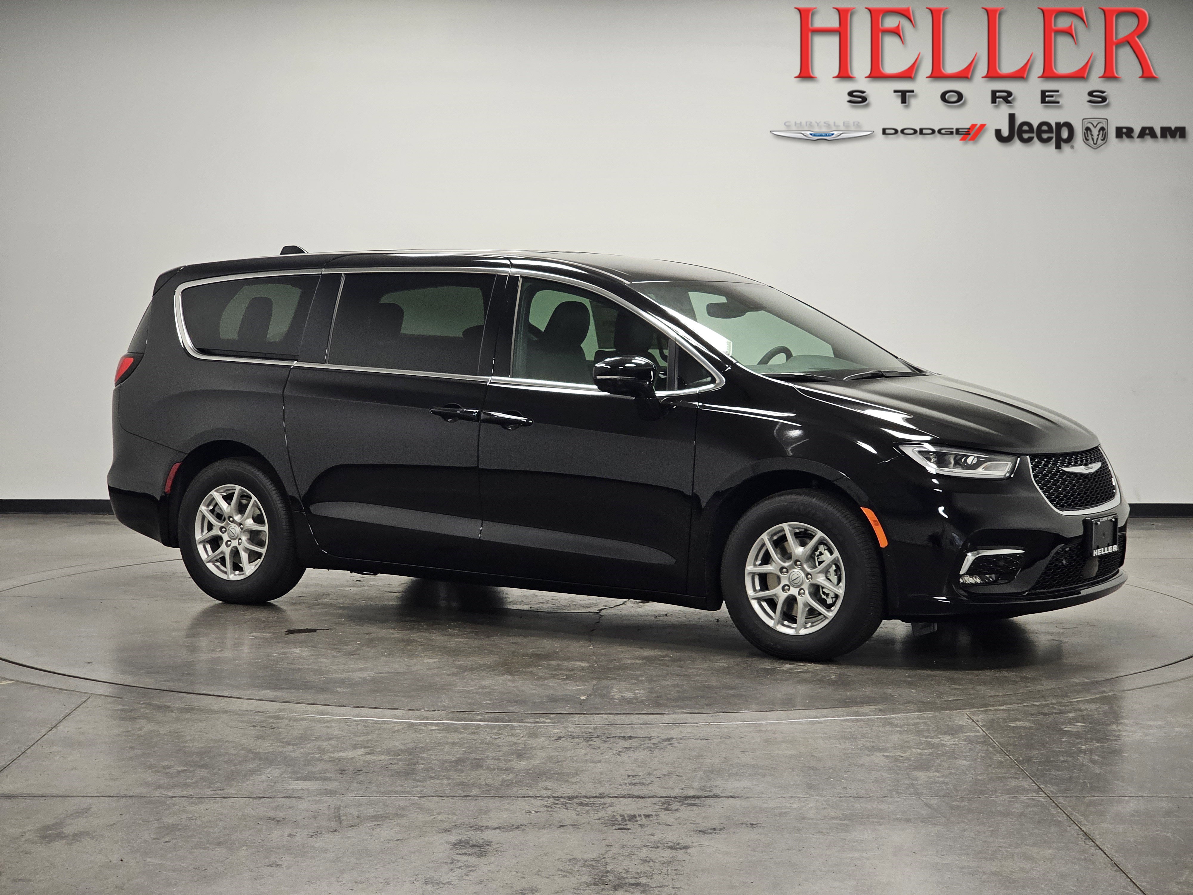 2026 Chrysler Pacifica Select's photo