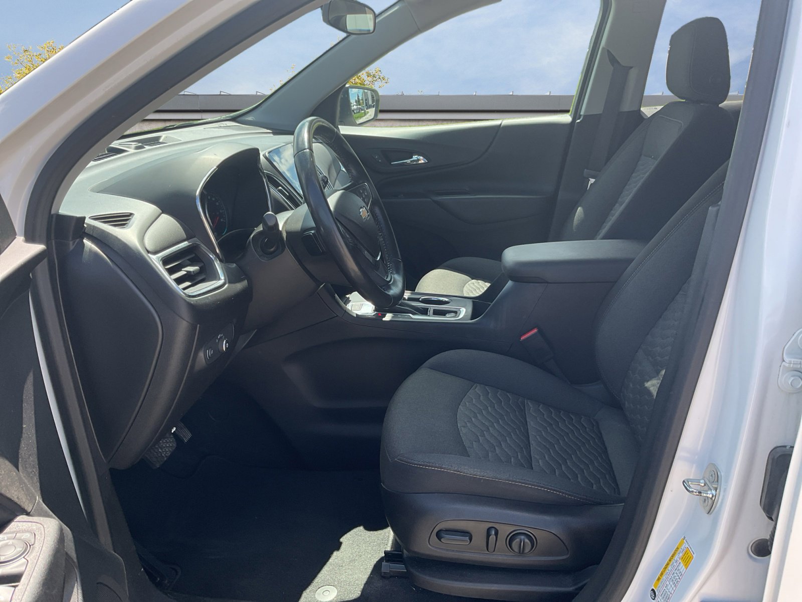 2019 Chevrolet Equinox LT photo 2