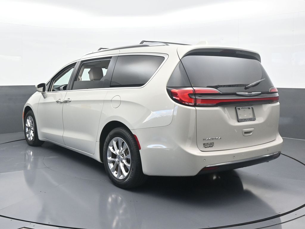 2021 Chrysler Pacifica Touring L photo 2