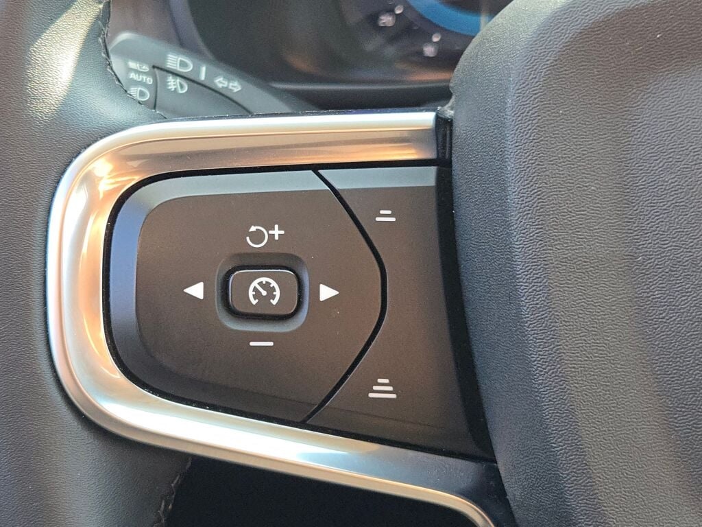 2024 Volvo XC40 Plus photo 32