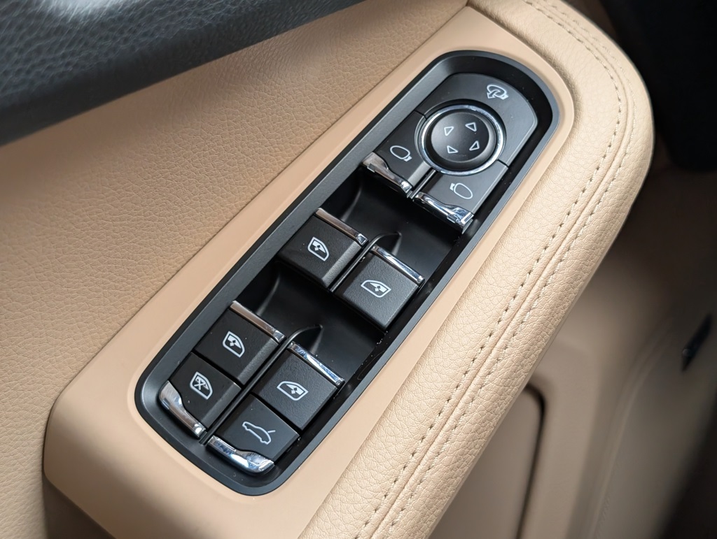 2025 Porsche Macan T photo 24