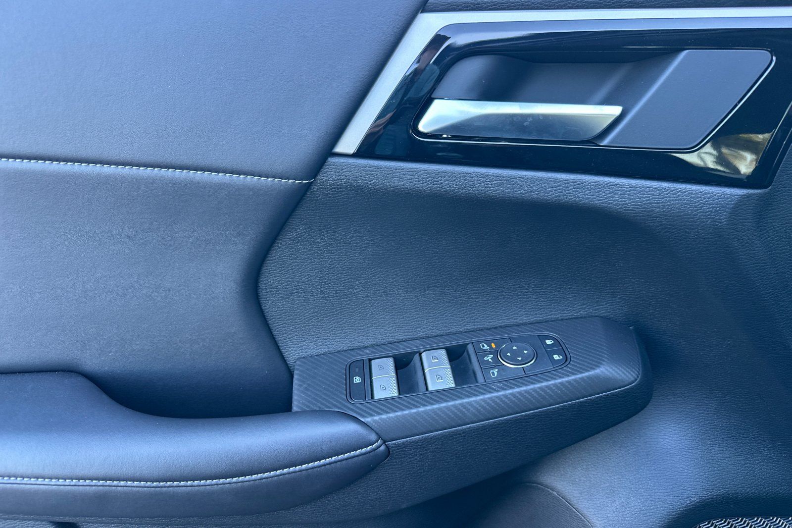 2025 Mitsubishi Outlander PHEV SE photo 10