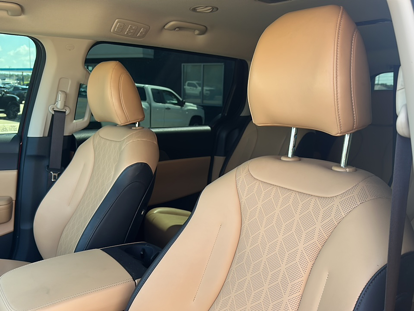 2024 Kia Carnival LX photo 2
