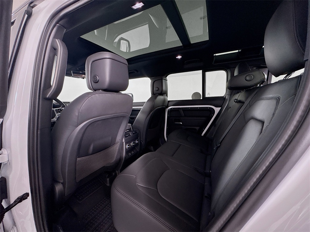 2025 Land Rover Defender 110 X-Dynamic SE photo 18
