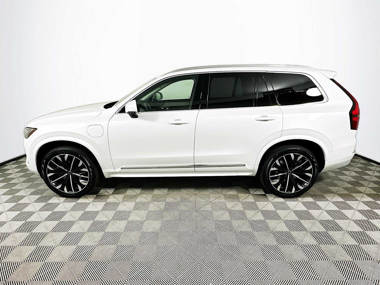 2025 Volvo XC90 T8 AWD photo 4