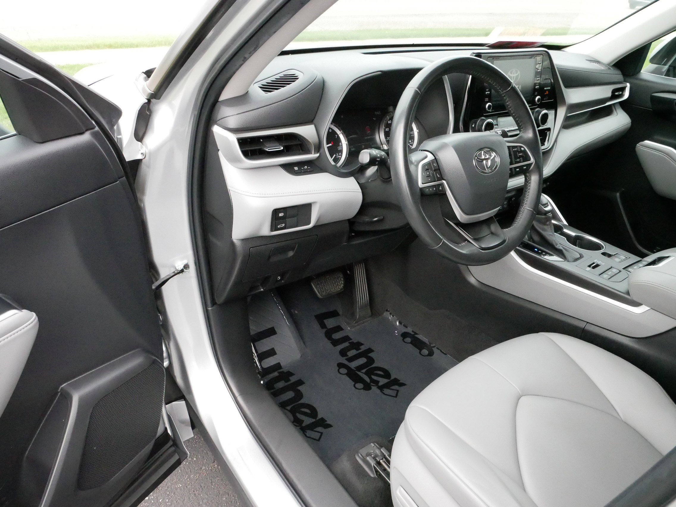 Certified 2022 Toyota Highlander XLE with VIN 5TDGZRBH9NS187870 for sale in Brooklyn Center, Minnesota