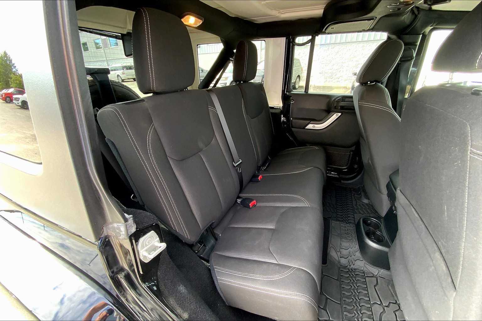 2016 Jeep Wrangler Unlimited Sahara photo 18
