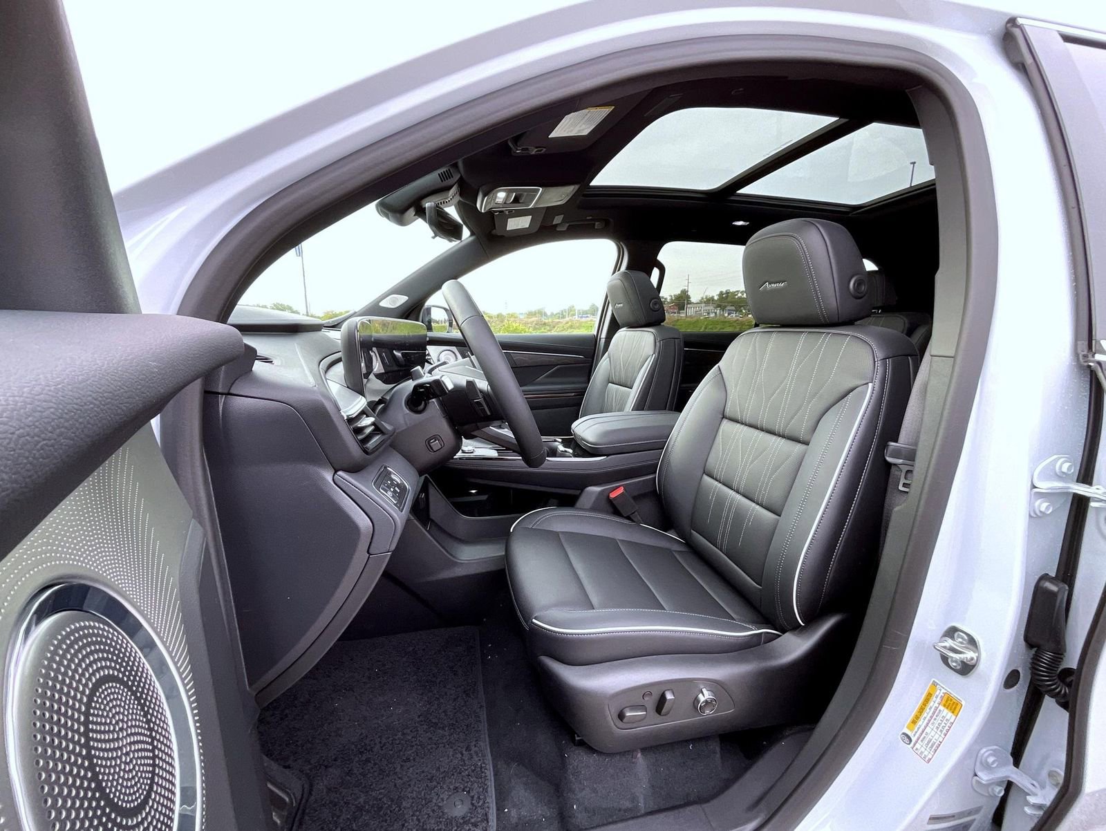 2026 Buick Enclave Avenir photo 8
