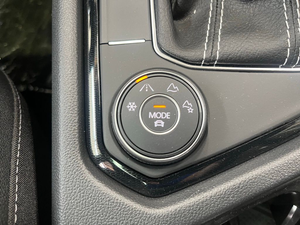 2025 Volkswagen Taos SE photo 13