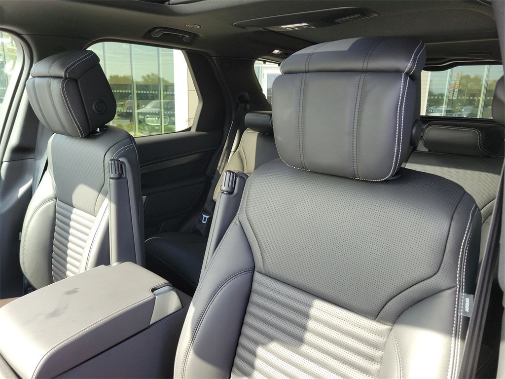 2025 Land Rover Discovery Metropolitan Edition photo 21