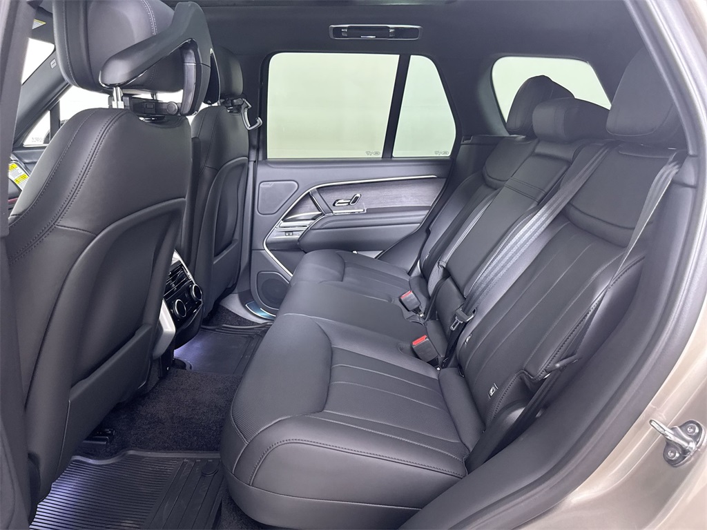 2025 Land Rover Range Rover SE photo 17
