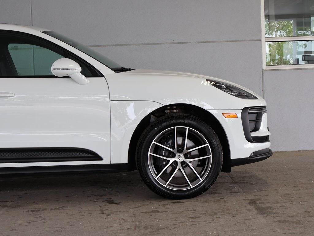 2025 Porsche Macan T photo 9