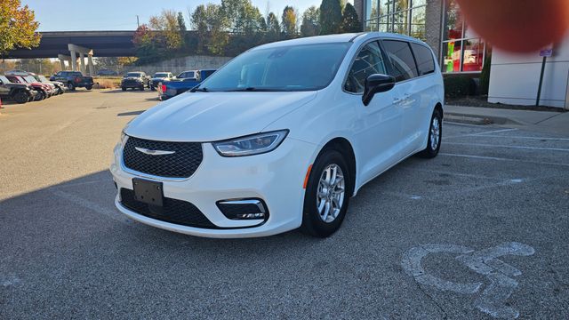 2024 Chrysler Pacifica Touring L's photo