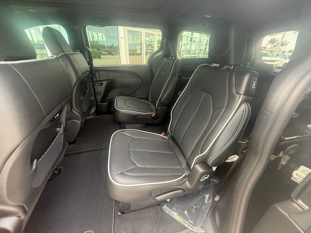 2026 Chrysler Pacifica Limited photo 23