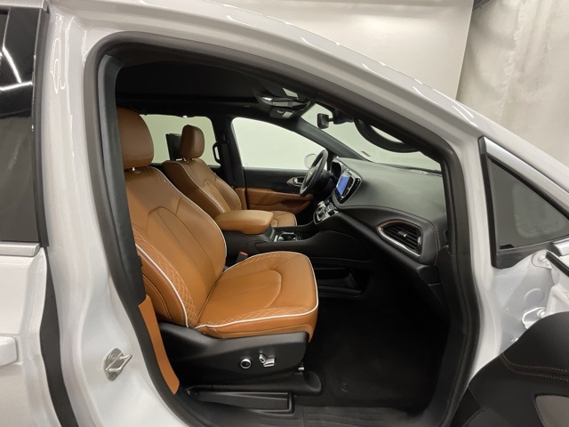 2024 Chrysler Pacifica Hybrid Pinnacle photo 22