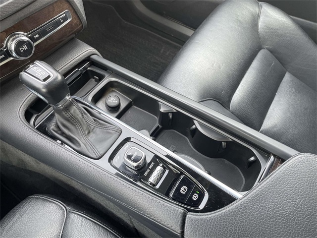 2016 Volvo XC90 T6 Momentum photo 24