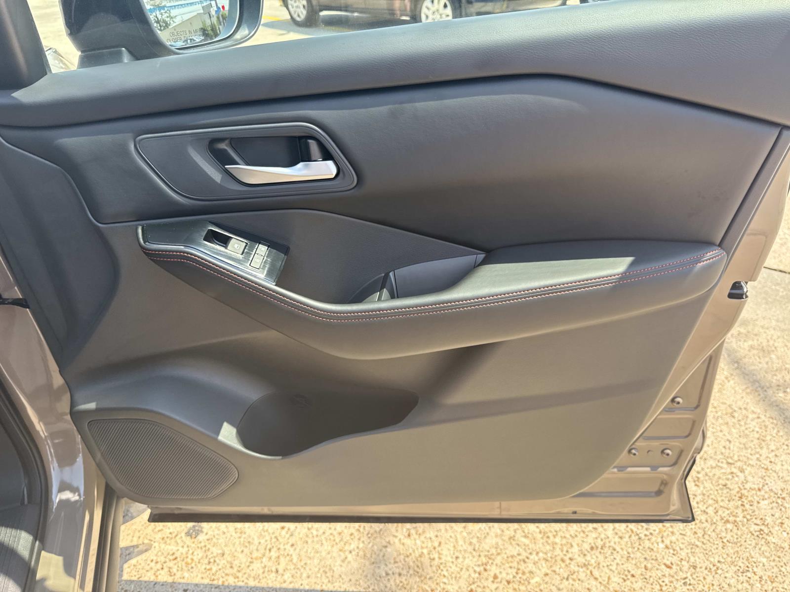 2025 Nissan Rogue SV photo 12