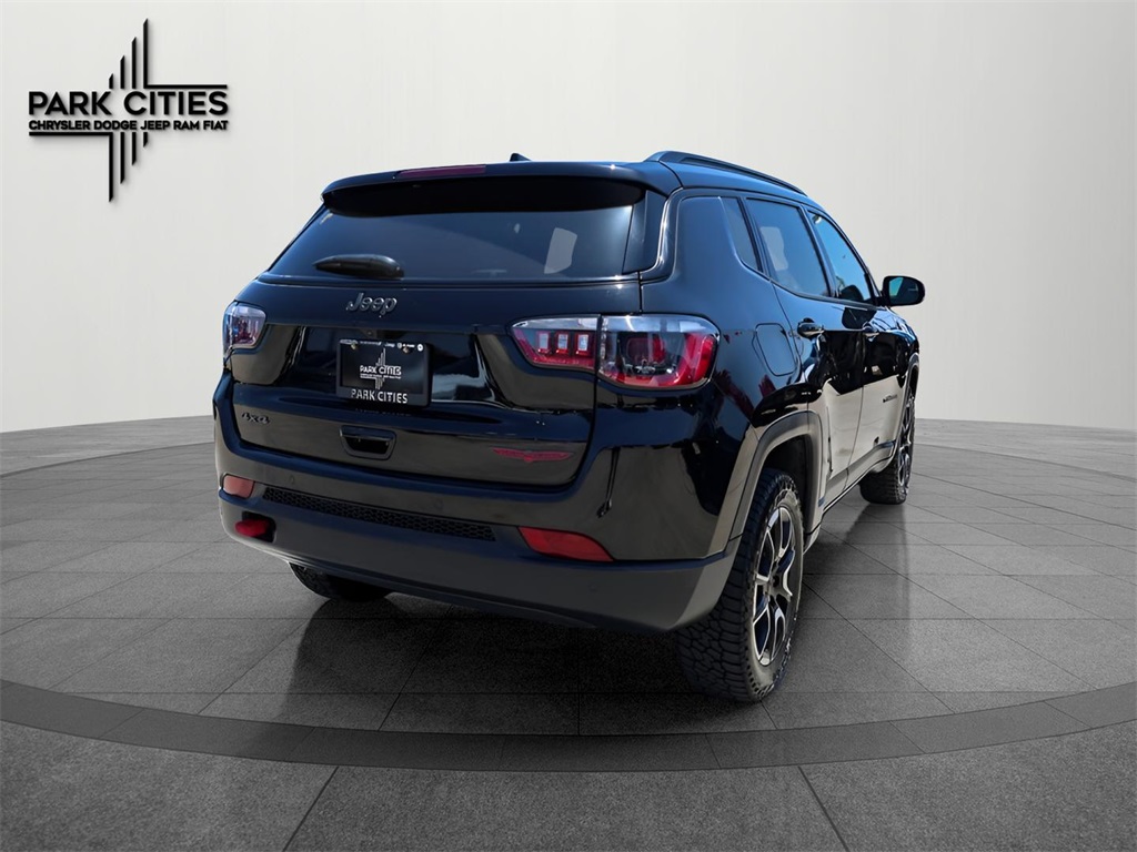 2024 Jeep Compass Trailhawk photo 2