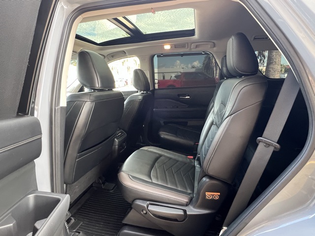 2022 Nissan Pathfinder Platinum photo 30