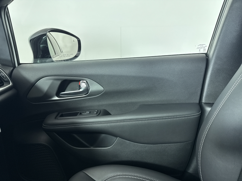 2025 Chrysler Pacifica photo 41