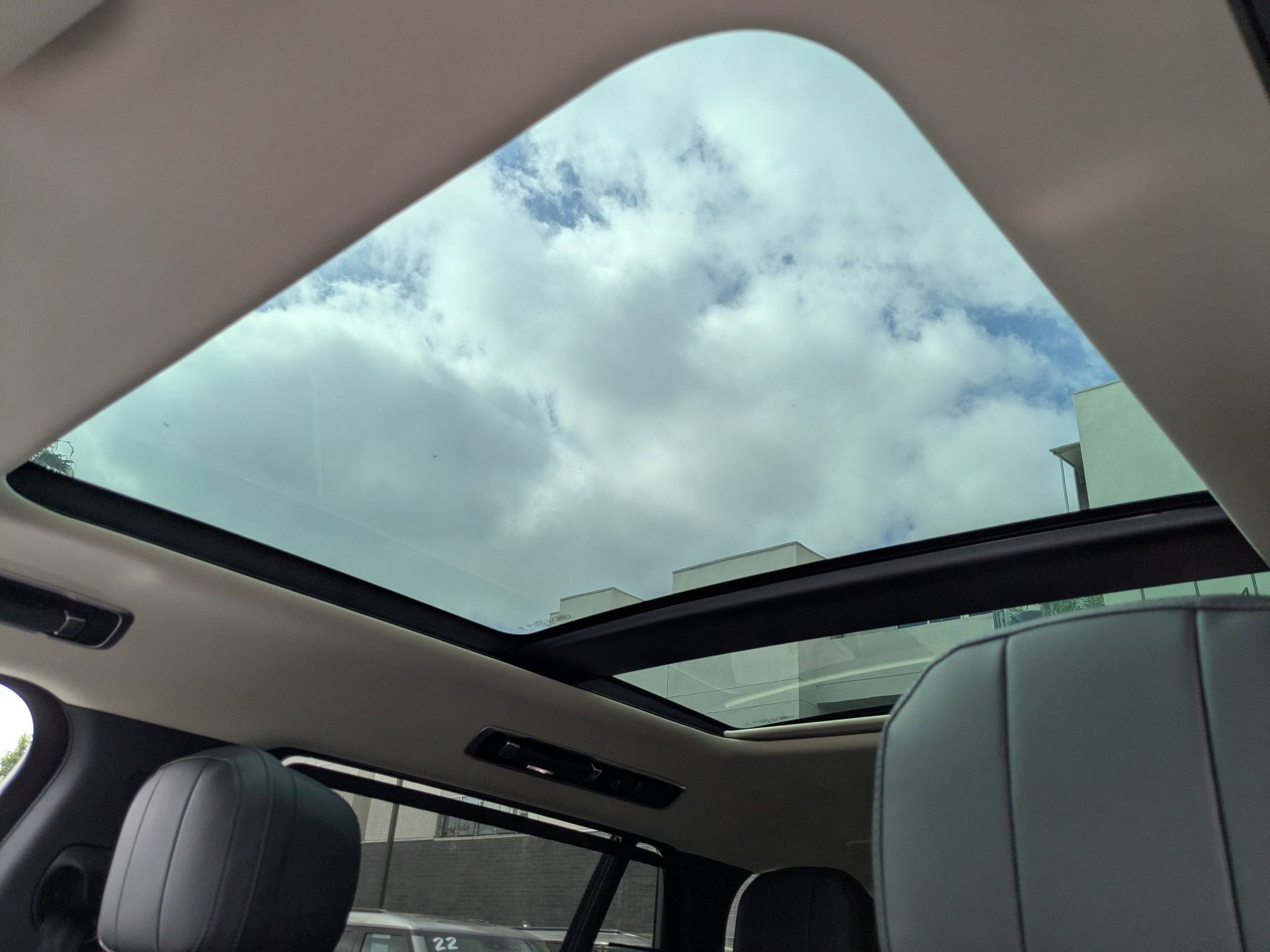 2025 Land Rover Range Rover SE photo 14