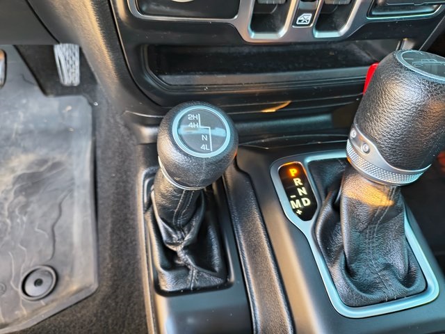 2021 Jeep Gladiator Willys photo 2