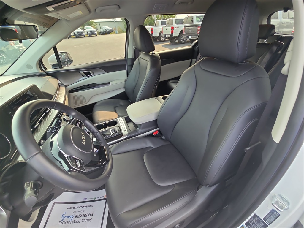 2024 Kia Carnival LX photo 16