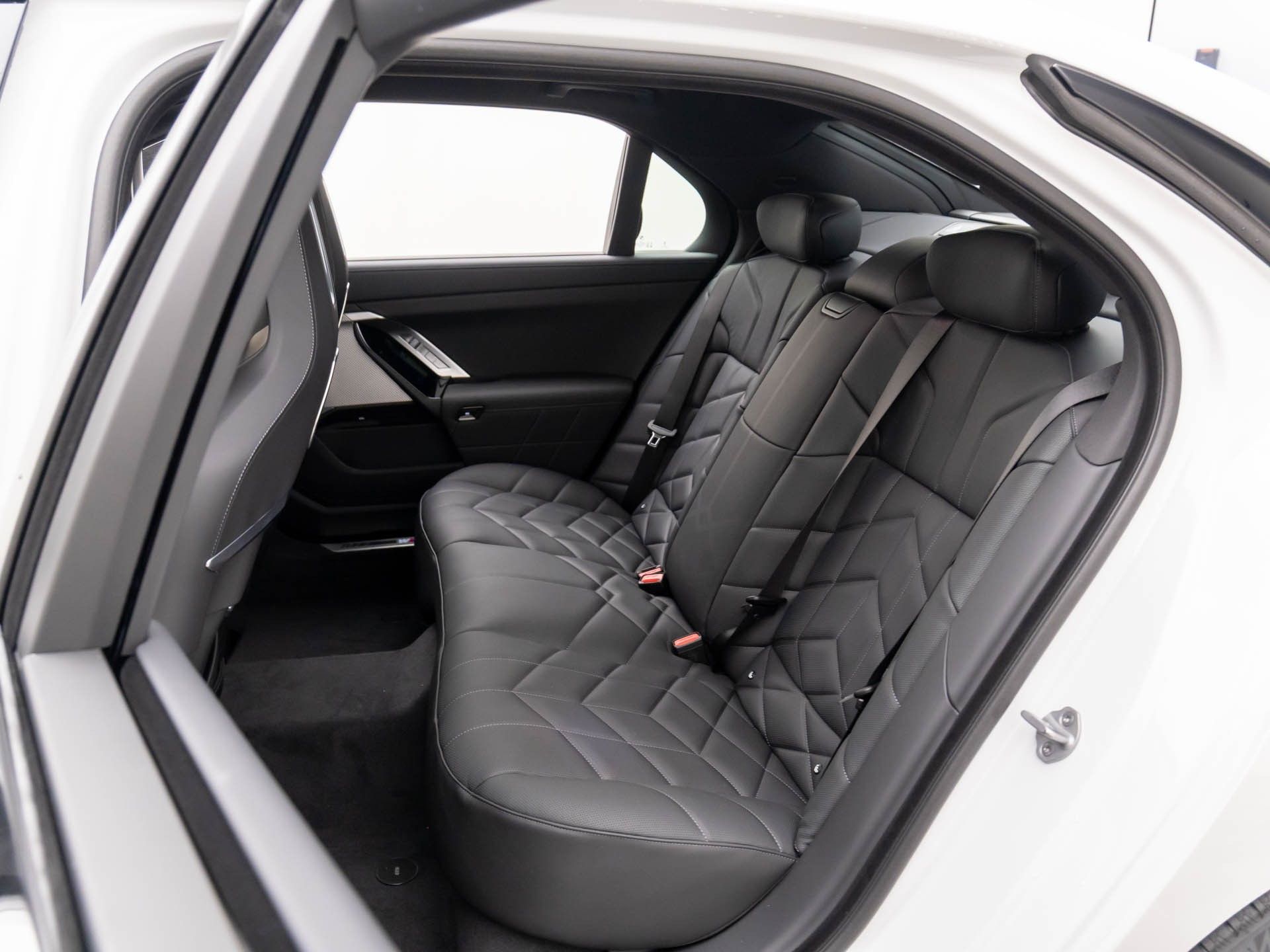 New 2025 Mineral White Metallic BMW 750e xDrive image 16