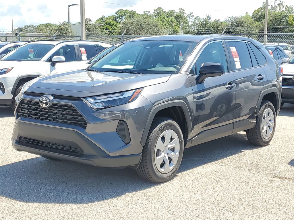 2025 Toyota RAV4 LE's photo