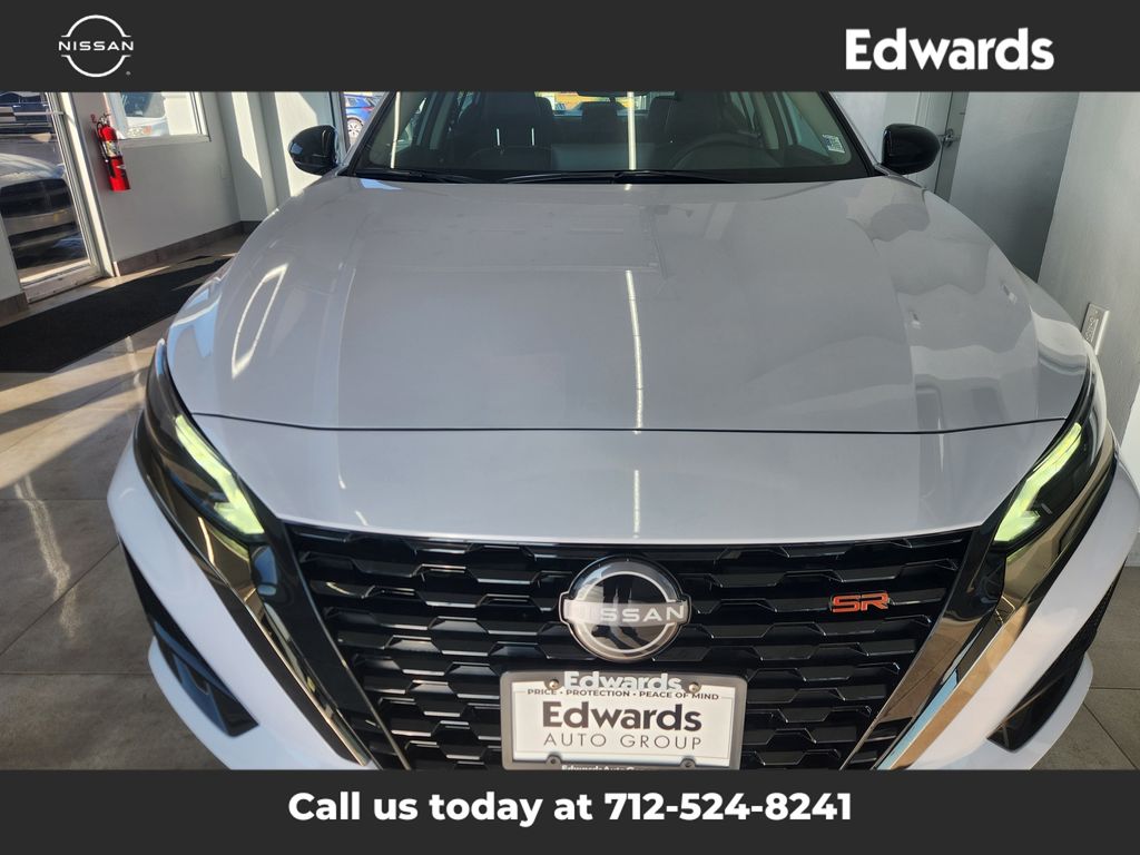 2025 Nissan Altima SR photo 3