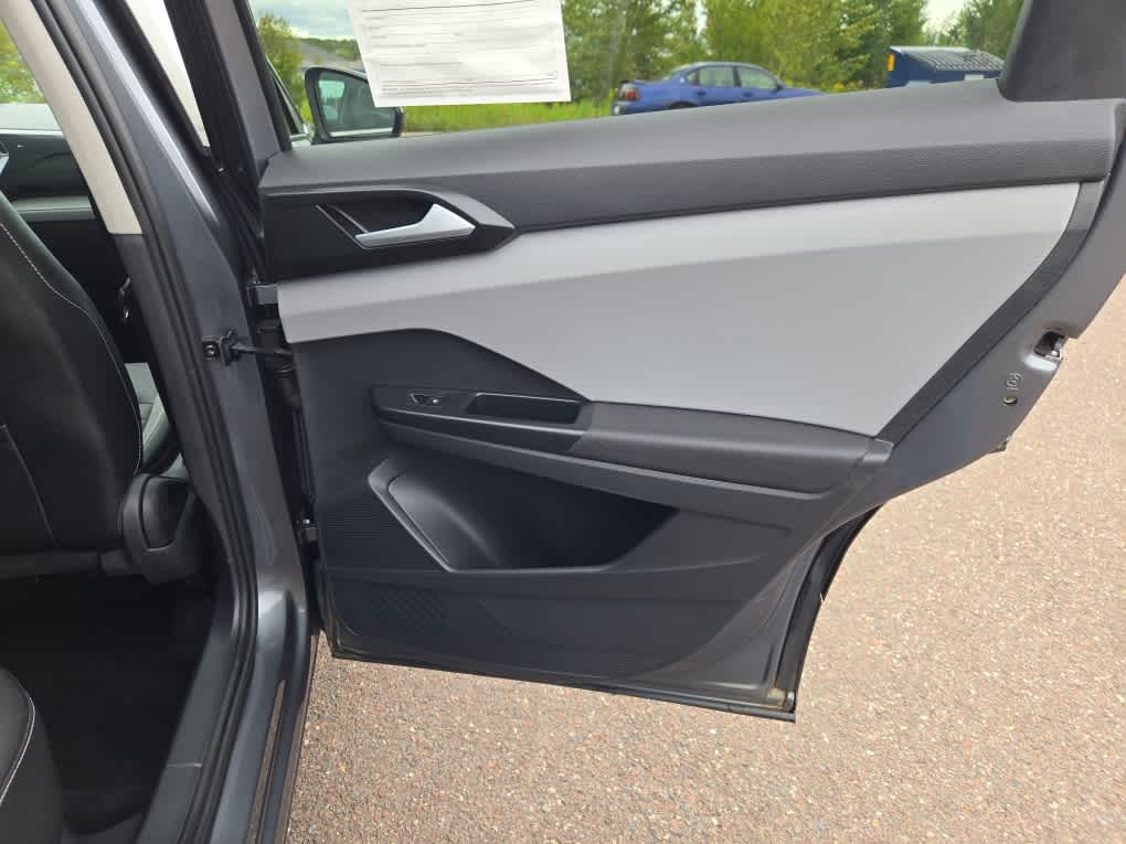 2022 Volkswagen Taos SEL photo 32