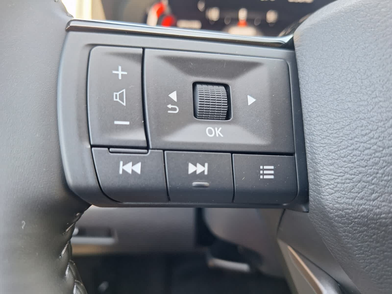 2025 Nissan Rogue SL photo 12