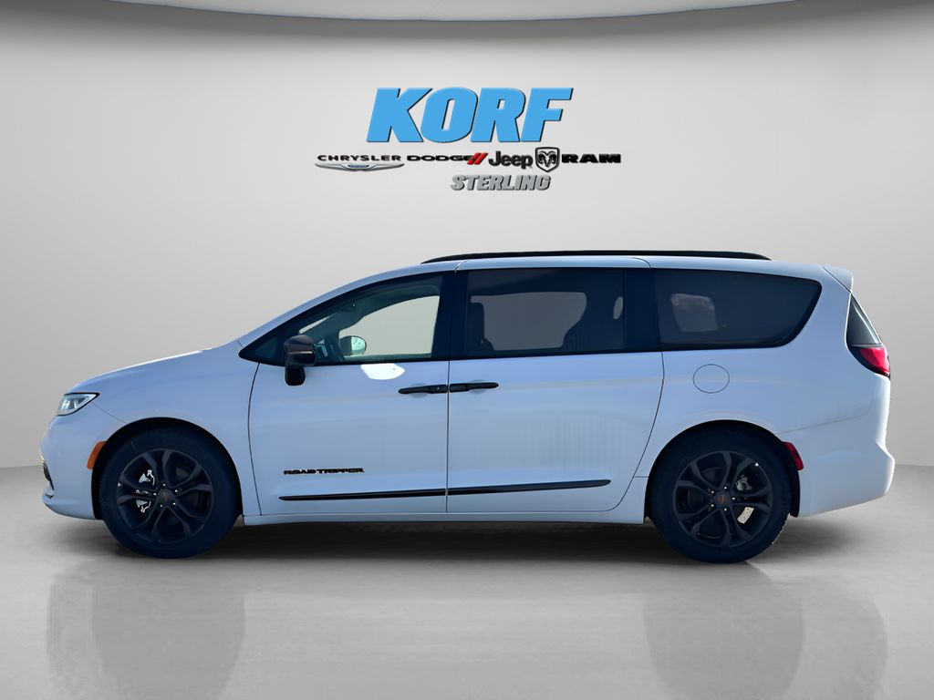 2024 Chrysler Pacifica Touring L photo 8