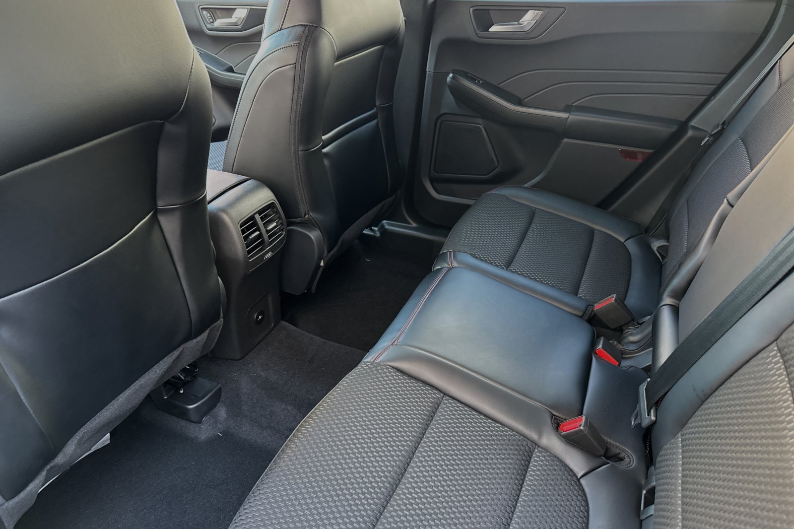 2024 Ford Escape ST-Line photo 8