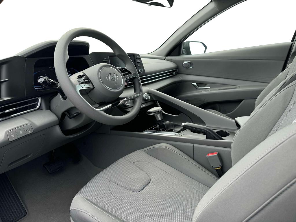2025 Hyundai Elantra SE photo 13