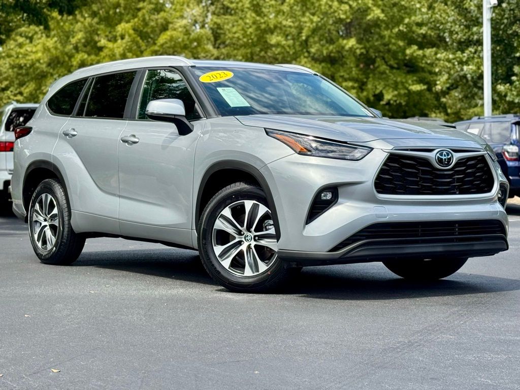 2023 Toyota Highlander XLE photo 2